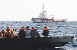 Migranti, salvate 85 persone nel Mediterraneo centrale: dovranno sbarcare a Savona, dopo giorni di navigazione