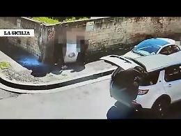 Catania, il video-denuncia del sindaco Trantino: &laquo;Lavatrice abbandonata in strada&raquo;: denuncia e patente sospesa 