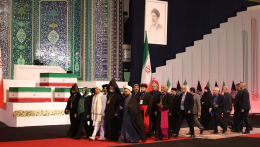 Teheran mette in scena l&rsquo;addio a Khamenei: i cinque feretri, il lungo pellegrinaggio funebre e la prova di forza del regime
