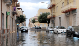 Acquazzone lampo travolge Trapani: strade trasformate in torrenti, vigili e protezione civile in azione