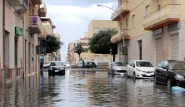 Acquazzone lampo travolge Trapani: strade trasformate in torrenti, vigili e protezione civile in azione