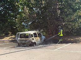 Giarre, d&agrave; fuoco a tre veicoli dell'Asp nel parcheggio dell'ospedale: presunto piromane fermato dopo indagine lampo