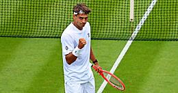 Flavio Cobolli rimonta Khachanov e vola agli ottavi di Wimbledon: spettacolo in cinque set 