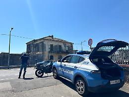 Blitz estivo della Polizia di Stato ad Aci Catena e Aci Sant'Antonio: 153 persone identificate e 10.000 euro di sanzioni