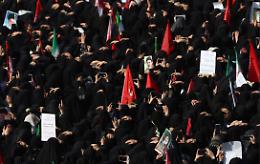 Iran, migliaia di persone ai funerali di Ali Khamenei: tensione a Teheran tra slogan contro Trump e attesa per la sepoltura