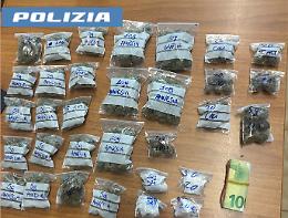Catania, il pony express della droga fermato dopo una manovra azzardata: il bottino tra erba e denaro