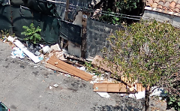 Sgombero in via Plebiscito: la polizia rimuove le auto, ma i rifiuti restano