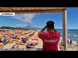 Il pennacchio sull'Etna visibile a chilometri di distanza: le immagini della nube vulcanica sui cieli di Catania