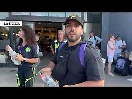La Protezione civile distribuisce acqua all'aeroporto di Catania: e i viaggiatori bloccati nello scalo ringraziano