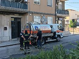 Una palazzina senz'acqua: arrivano i rifornimenti con l'autobotte