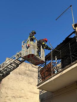 Acate, incendio in una veranda: i vigili del fuoco evitano il peggio