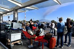 Aeroporto di Catania chiuso per l'eruzione dell'Etna, ecco il "piano speciale" della Regione: bus e treni da Trapani e Palermo