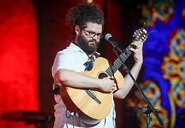 Claudio Covato, vincitore di Musicultura, a SpiazZō: onde mediterranee e progressive nell'estate di Raizes