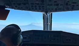 Etna, continua lo stop dei voli all'aeroporto di Catania: blocco integrale fino alle 14, si spera che cambi la direzione del vento