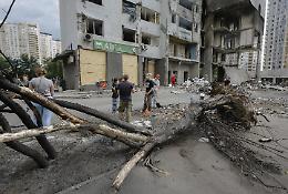 Kiev sotto i missili mentre la Nato si riunisce ad Ankara: la notte che misura il peso delle promesse