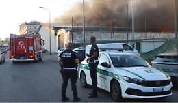 Milano, inferno alla Bovisa: maxi incendio nel deposito Brt, nube nera sulla citt&agrave; e allarme per i residenti