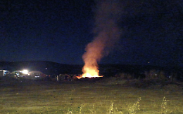 Rogo nella notte accanto a Comiso, una colonna di acre fumo nero ha inquinato l'aria