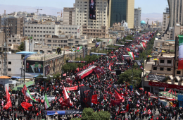Milioni a Mashhad per l'ultimo saluto a Khamenei: rabbia, inviti alla vendetta e l'assenza di Mojtaba
