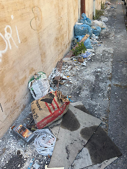 Catania: rifiuti e sanitari abbandonati in via Vezzosi