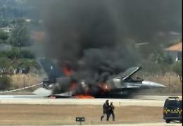  F-16 greco in fiamme a Zante, il pilota eroe atterra senza carrello: il video dei soccorsi