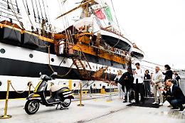 Vespa ispirata all'Amerigo Vespucci: due icone del Made in Italy sbarcano a New York