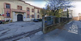 Carrello dei pasti lanciato con violenza contro agente di polizia penitenziaria: il sindacato denuncia una "situazione invivibile"