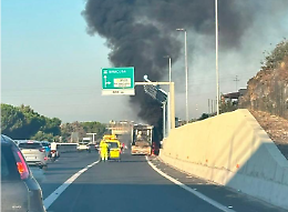 Incendio di un autocompattatore sulla tangenziale di Catania: Anas al lavoro, lunghe code in direzione Siracusa