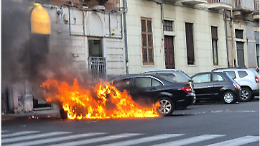 Catania: fiamme e paura in piazza Corsica, brucia un'auto parcheggiata 