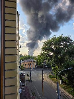Incendio alla raffineria di Ilsky dopo raid ucraini: Mosca annuncia l'abbattimento di 376 droni