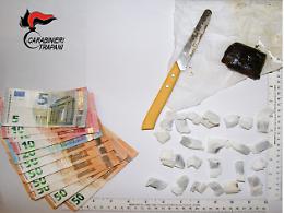 Blitz dei Carabinieri ad Alcamo: nelle tasche dei pantaloni una mini riserva di droga, giovane arrestato minorenne denunciato