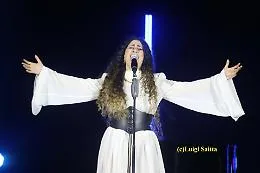 Delia incanta Taormina: standing ovation al Teatro Antico per la voce di "Sicilia Bedda"