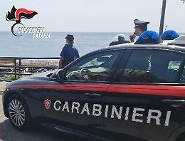 Tragedia sfiorata ad Aci Castello: carabinieri salvano un 46enne sul lungomare Cristoforo Colombo