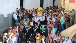 Capri saluta il suo sognatore, l'addio a Peppino Di Capri tra canzoni ed emozioni