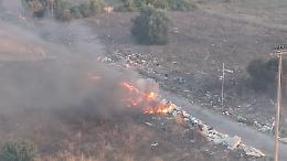 Distesa di rifiuti in fiamme ad Agnone Bagni: rogo doloso scatena fumi tossici nell'area