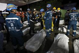 Strage nella notte thailandese: le fiamme divorano un pub, 27 morti 