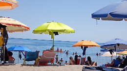 La parola all'esperto: &laquo;Anziani e fragili evitino il mare l&rsquo;ombrellone non &egrave; un rimedio&raquo;
