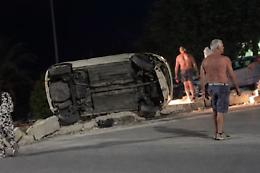 Sampieri, perde il controllo dell'auto e si schianta contro il muro di recinzione di una casa