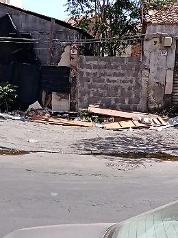 Catania, via Plebiscito 354: rifiuti ingombranti abbandonati da un anno davanti all'Istituto Comprensivo Diaz-Manzoni