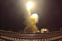 Washington colpisce l&rsquo;Iran, Teheran risponde nel Golfo: la tregua sullo Stretto di Hormuz &egrave; a un passo dalla rottura
