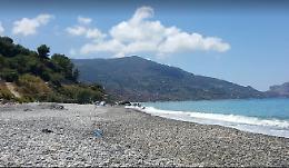 Bomba inesplosa trovata in mare nella spiaggia di Sant'Ambrogio a Cefal&ugrave;, artificieri all'opera