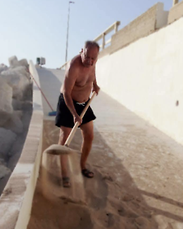 Scoglitti, l'imprenditore dal senso civico ripulisce la rampa per disabili impraticabile per la sabbia