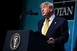 L'uomo che caricava sul "gobbo" i discorsi di Trump, scommette sulle parole e guadagna 100mila dollari: scandalo alla Casa Bianca 
