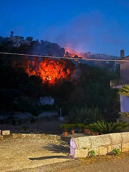 Le colline di Modica continuano a bruciare nel corso della notte