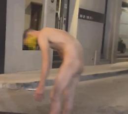 Vittoria, uomo nudo al centro dell'incrocio: momenti di grande preoccupazione
