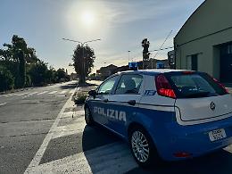 Sorpreso a guidare senza patente per sfuggire  sperona per due volte l'auto della Polizia