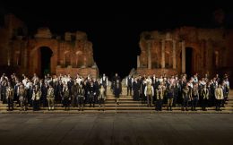Dolce & Gabbana al Teatro antico di Taormina vestono  un uomo ispirato a Cavalleria rusticana