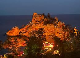 Alta sartoria e gioielli da sogno tra storia e mare: Dolce & Gabbana incantano a Taormina