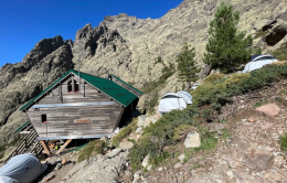 Incendio in Corsica, 200 escursionisti bloccati sul GR20: la Gendarmeria ordina il fermo al rifugio Tighjettu

