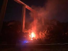 Modica continua a bruciare, un'altra notte di grande tensione