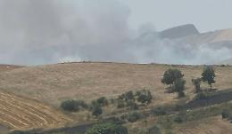 Sicilia in fiamme: vasti roghi a Resuttano ma anche tra Ragusa, Siracusa e Palermo, canadair e mezzi aerei in azione

